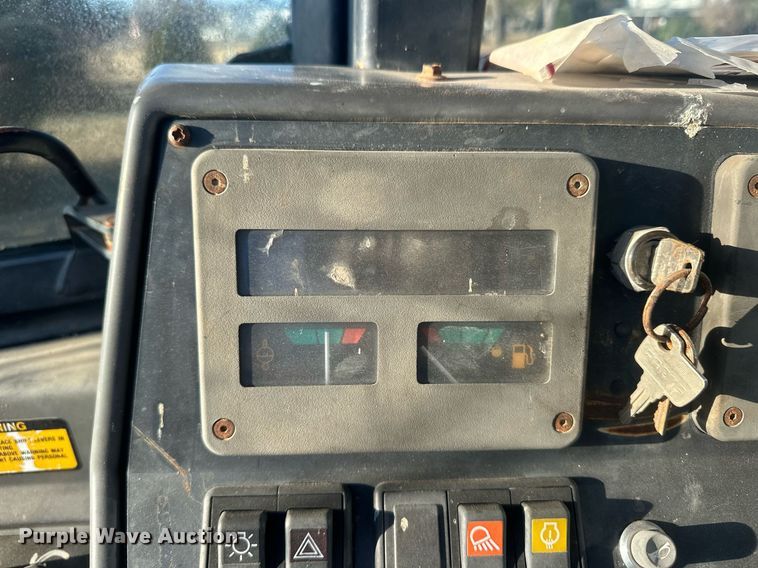 image for item IU9092 1993 Ford New Holland 555D  backhoe