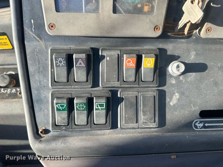 image for item IU9092 1993 Ford New Holland 555D  backhoe