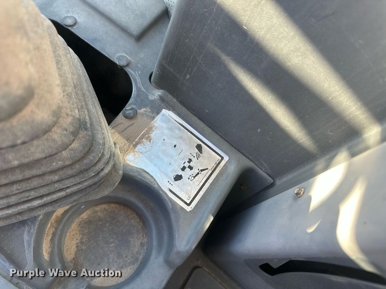 image for item IU9092 1993 Ford New Holland 555D  backhoe