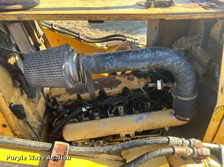 image for item IU9092 1993 Ford New Holland 555D  backhoe