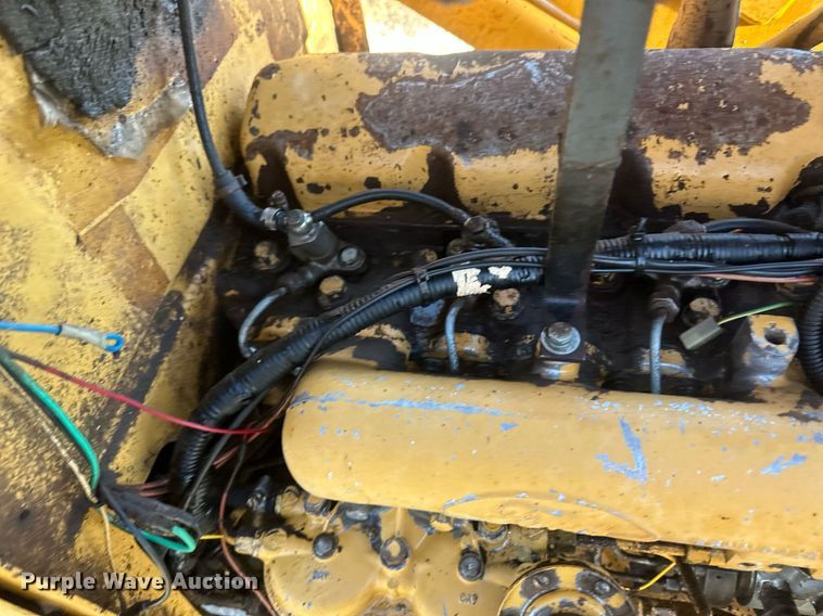 image for item IU9092 1993 Ford New Holland 555D  backhoe