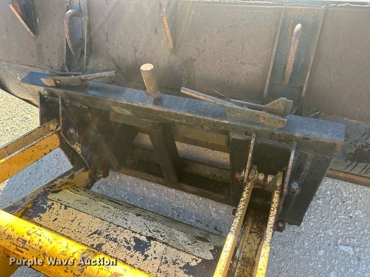 image for item IU9092 1993 Ford New Holland 555D  backhoe