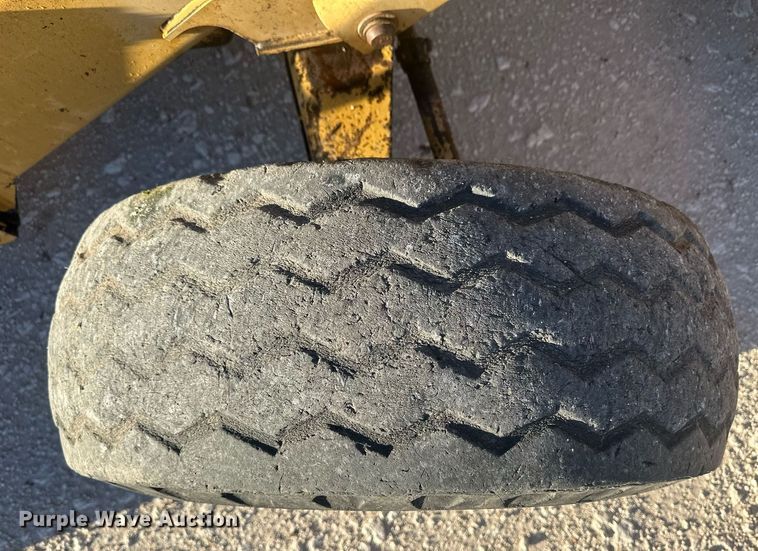 image for item IU9092 1993 Ford New Holland 555D  backhoe