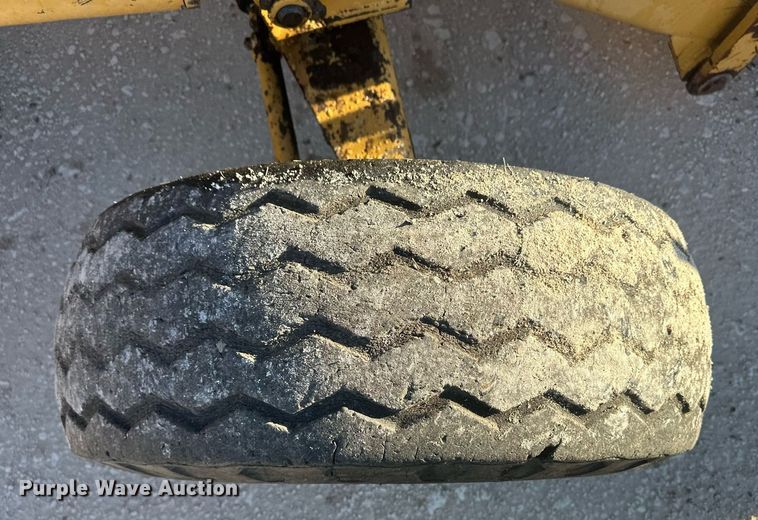 image for item IU9092 1993 Ford New Holland 555D  backhoe