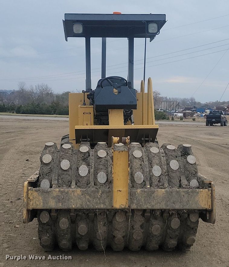 image for item JG9617 1998 Caterpillar CP-433C  single drum vibratory roller