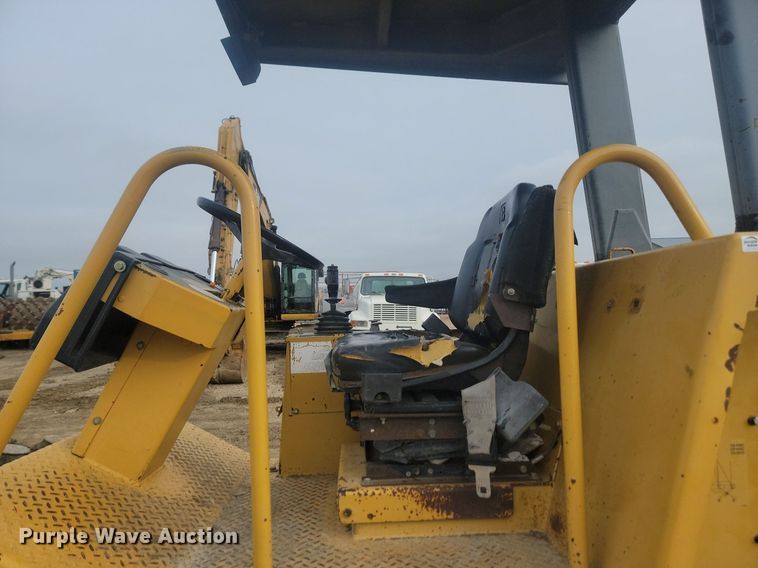 image for item JG9617 1998 Caterpillar CP-433C  single drum vibratory roller