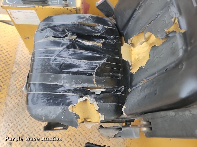 image for item JG9617 1998 Caterpillar CP-433C  single drum vibratory roller