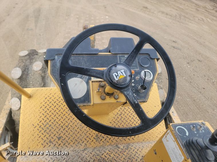 image for item JG9617 1998 Caterpillar CP-433C  single drum vibratory roller
