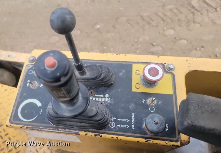 image for item JG9617 1998 Caterpillar CP-433C  single drum vibratory roller