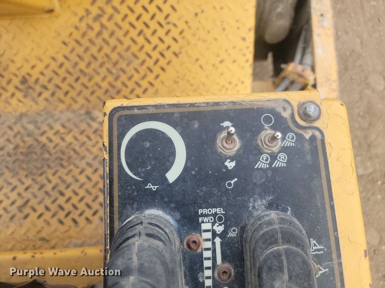 image for item JG9617 1998 Caterpillar CP-433C  single drum vibratory roller