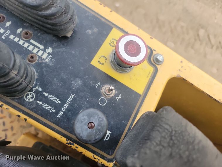 image for item JG9617 1998 Caterpillar CP-433C  single drum vibratory roller