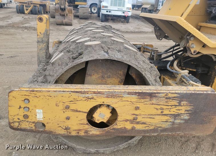 image for item JG9617 1998 Caterpillar CP-433C  single drum vibratory roller