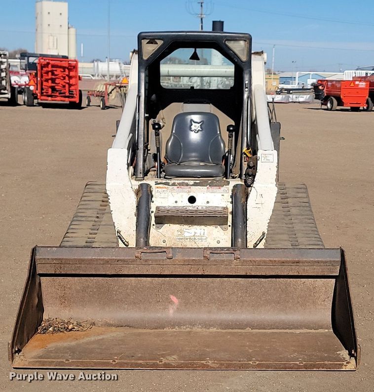 image for item JG9622 2005 Bobcat T300  tracked skid steer loader