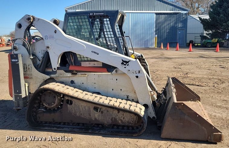 image for item JG9622 2005 Bobcat T300  tracked skid steer loader