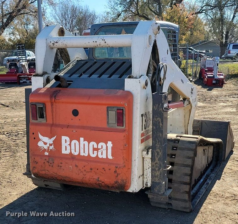 image for item JG9622 2005 Bobcat T300  tracked skid steer loader