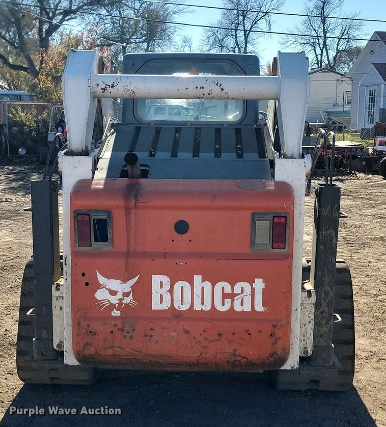 image for item JG9622 2005 Bobcat T300  tracked skid steer loader