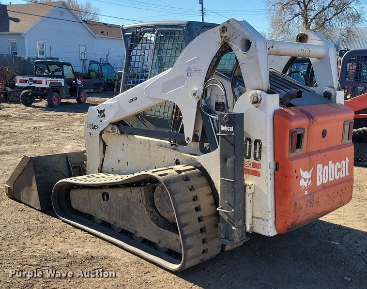 image for item JG9622 2005 Bobcat T300  tracked skid steer loader