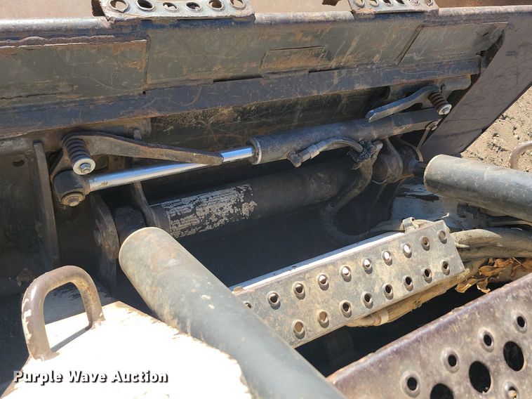 image for item JG9622 2005 Bobcat T300  tracked skid steer loader