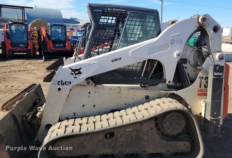 image for item JG9622 2005 Bobcat T300  tracked skid steer loader