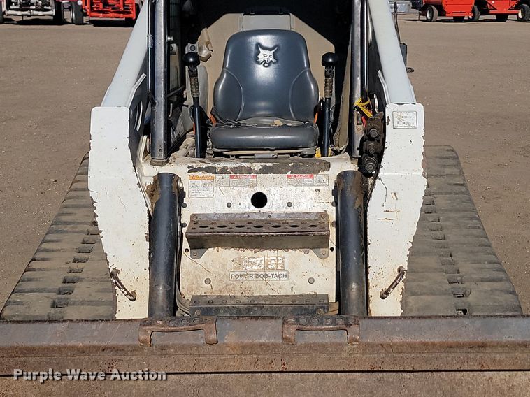 image for item JG9622 2005 Bobcat T300  tracked skid steer loader