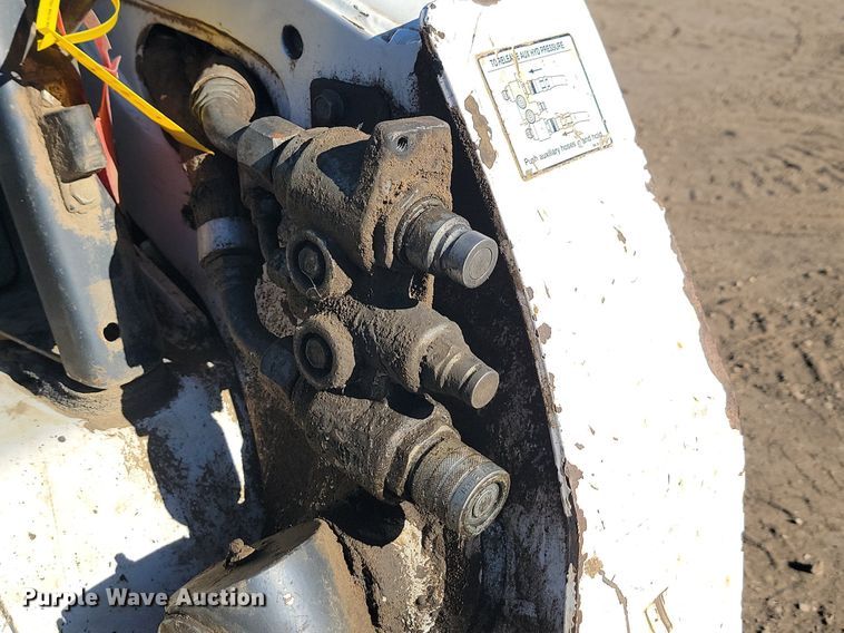 image for item JG9622 2005 Bobcat T300  tracked skid steer loader