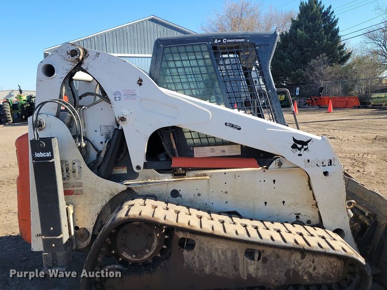 image for item JG9622 2005 Bobcat T300  tracked skid steer loader