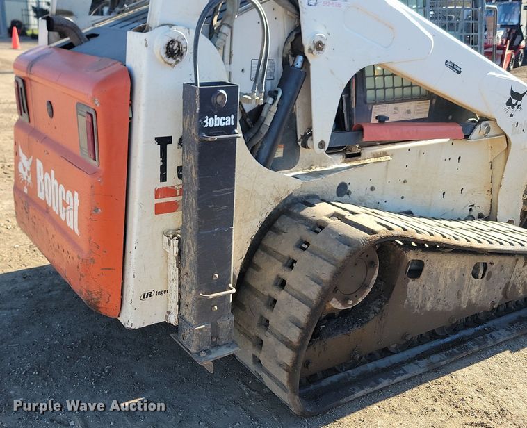 image for item JG9622 2005 Bobcat T300  tracked skid steer loader