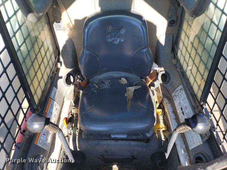 image for item JG9622 2005 Bobcat T300  tracked skid steer loader