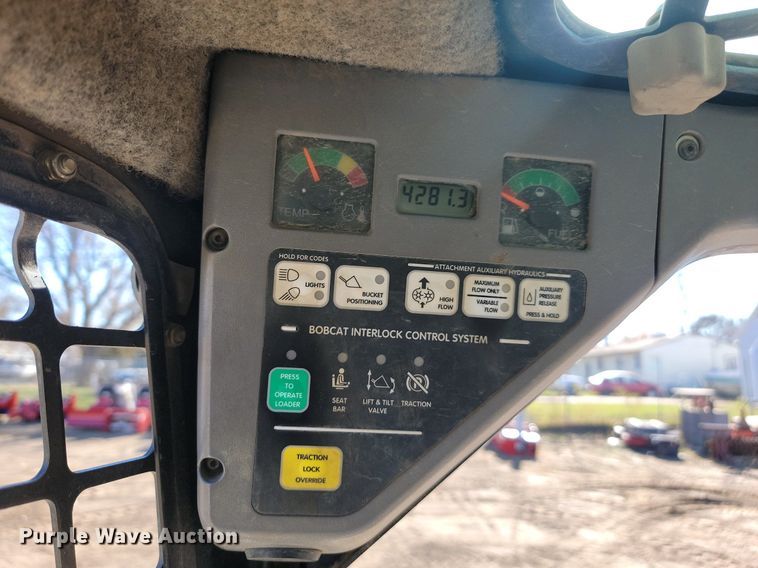 image for item JG9622 2005 Bobcat T300  tracked skid steer loader