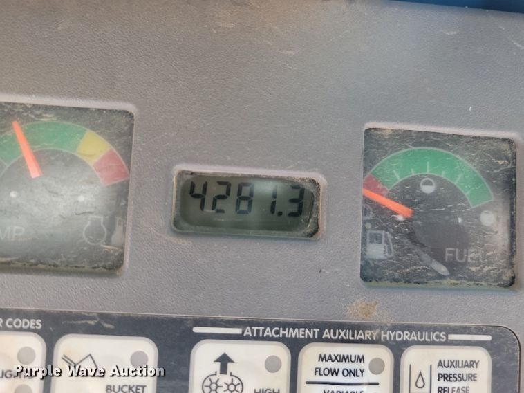 image for item JG9622 2005 Bobcat T300  tracked skid steer loader