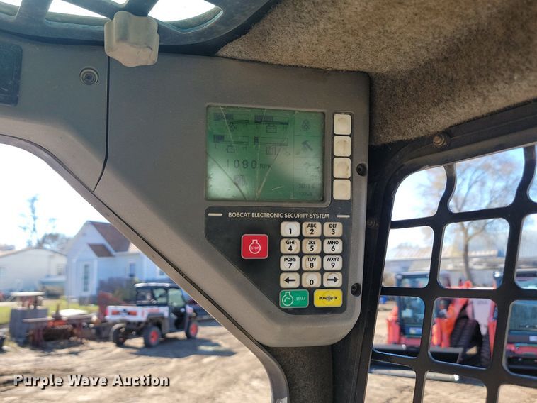 image for item JG9622 2005 Bobcat T300  tracked skid steer loader