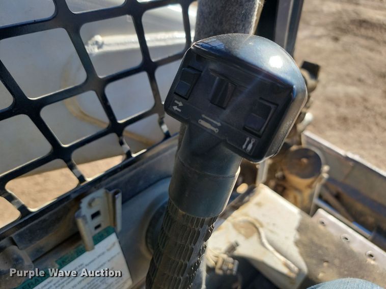 image for item JG9622 2005 Bobcat T300  tracked skid steer loader