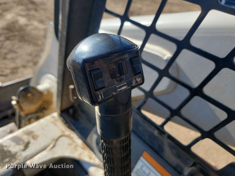 image for item JG9622 2005 Bobcat T300  tracked skid steer loader