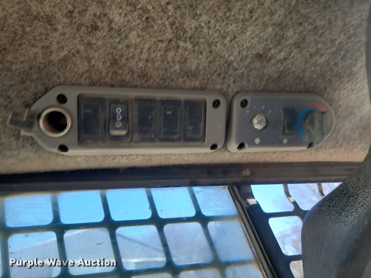 image for item JG9622 2005 Bobcat T300  tracked skid steer loader