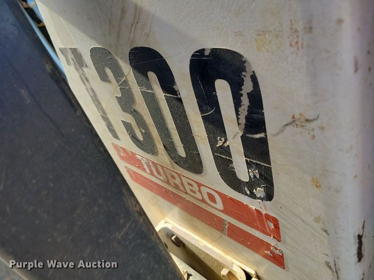 image for item JG9622 2005 Bobcat T300  tracked skid steer loader