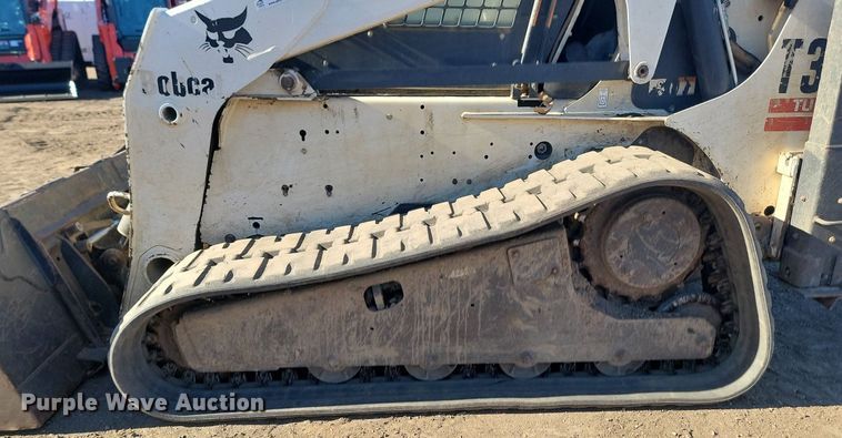 image for item JG9622 2005 Bobcat T300  tracked skid steer loader
