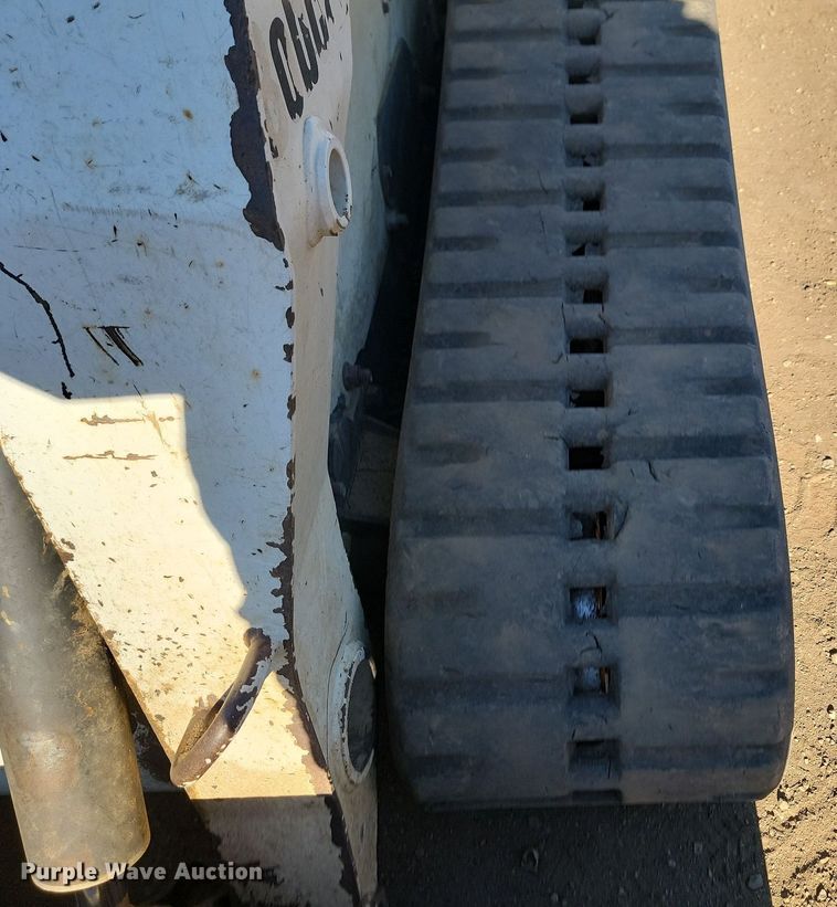 image for item JG9622 2005 Bobcat T300  tracked skid steer loader