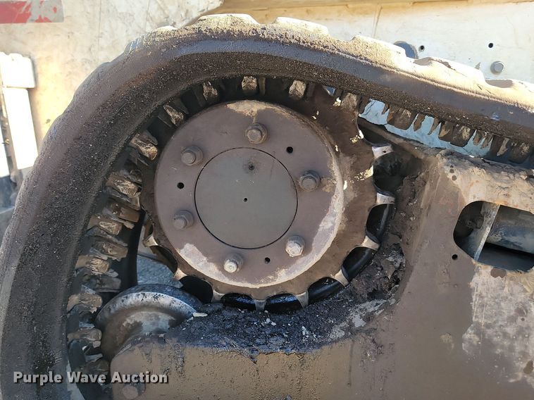 image for item JG9622 2005 Bobcat T300  tracked skid steer loader