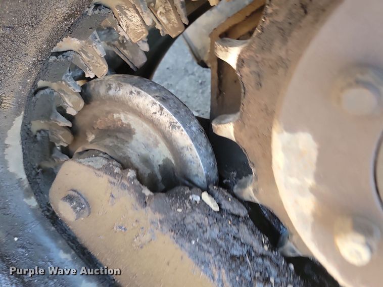 image for item JG9622 2005 Bobcat T300  tracked skid steer loader