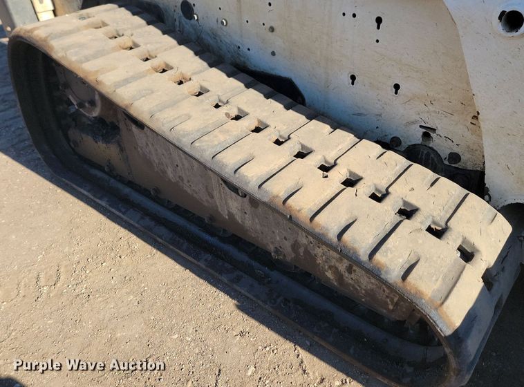 image for item JG9622 2005 Bobcat T300  tracked skid steer loader