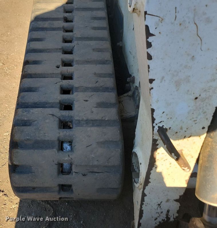 image for item JG9622 2005 Bobcat T300  tracked skid steer loader