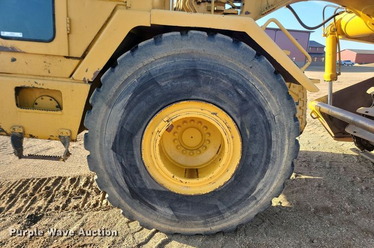 image for item JG9627 1995 John Deere 862B  elevating scraper