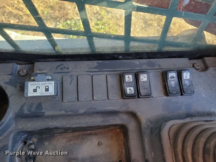 image for item JG9636 2017 Takeuchi TL10V2  skid steer loader