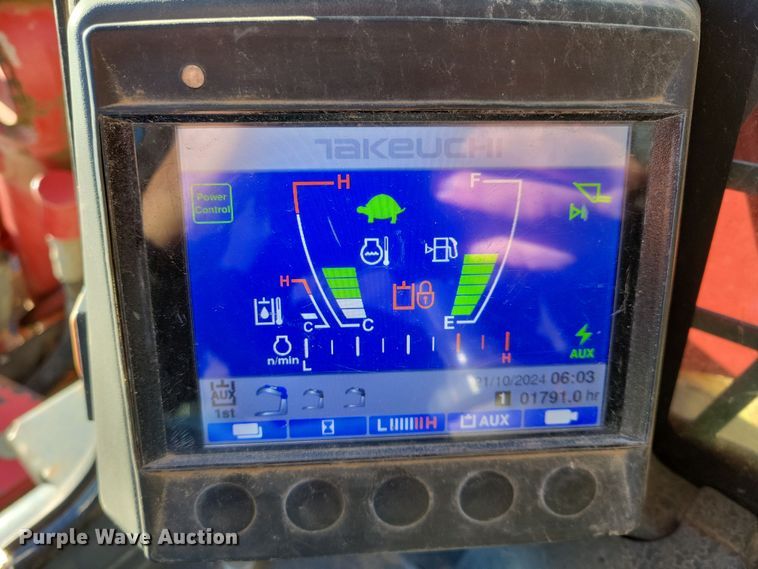 image for item JG9636 2017 Takeuchi TL10V2  skid steer loader