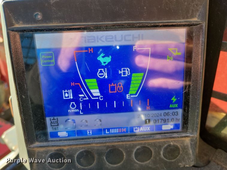 image for item JG9636 2017 Takeuchi TL10V2  skid steer loader