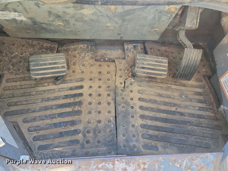 image for item JG9636 2017 Takeuchi TL10V2  skid steer loader