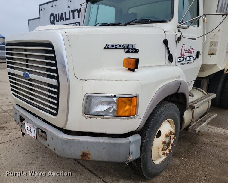 image for item JG9675 1995 Ford LTA9000  dump truck