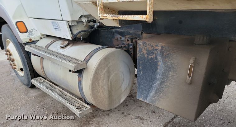 image for item JG9675 1995 Ford LTA9000  dump truck