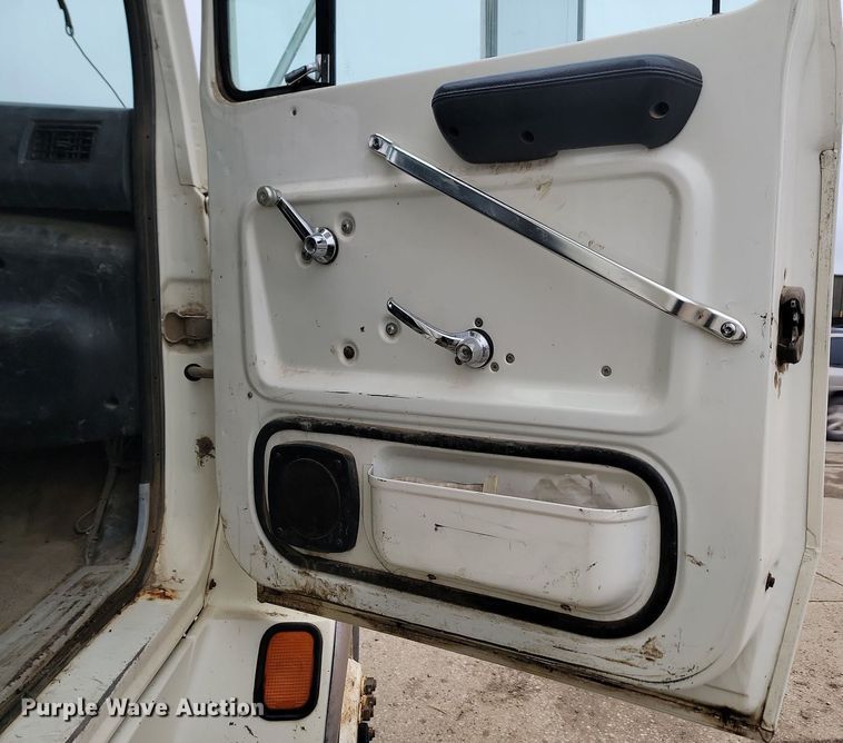 image for item JG9675 1995 Ford LTA9000  dump truck