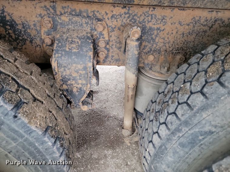 image for item JG9675 1995 Ford LTA9000  dump truck